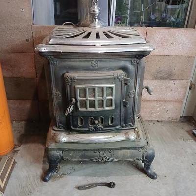 Vintage Washington Stove Works Parlor Stove – " Cast Iron Wood-Burning Fireplace with Ornate Details