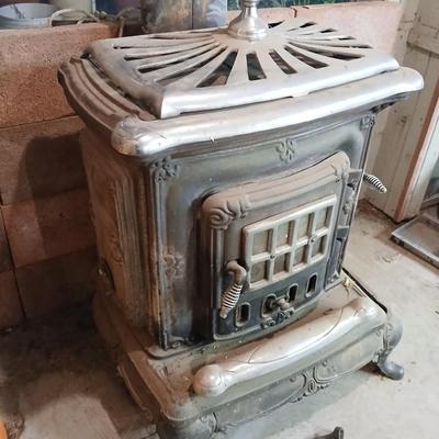Vintage Washington Stove Works Parlor Stove – " Cast Iron Wood-Burning Fireplace with Ornate Details