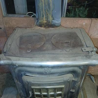 Vintage Washington Stove Works Parlor Stove – " Cast Iron Wood-Burning Fireplace with Ornate Details