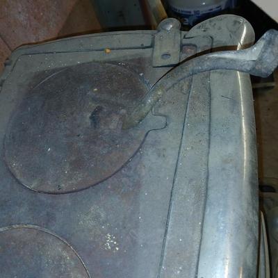 Vintage Washington Stove Works Parlor Stove – " Cast Iron Wood-Burning Fireplace with Ornate Details