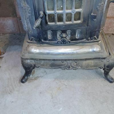 Vintage Washington Stove Works Parlor Stove – " Cast Iron Wood-Burning Fireplace with Ornate Details