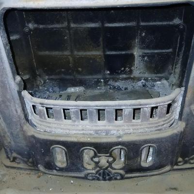 Vintage Washington Stove Works Parlor Stove – " Cast Iron Wood-Burning Fireplace with Ornate Details
