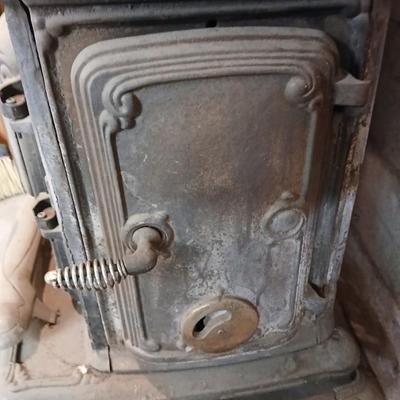 Vintage Washington Stove Works Parlor Stove – " Cast Iron Wood-Burning Fireplace with Ornate Details