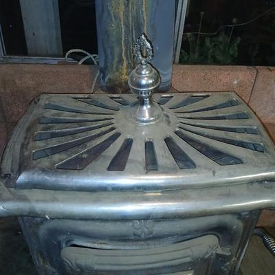 Vintage Washington Stove Works Parlor Stove – " Cast Iron Wood-Burning Fireplace with Ornate Details