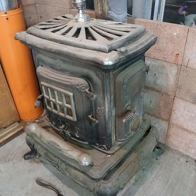 Vintage Washington Stove Works Parlor Stove – " Cast Iron Wood-Burning Fireplace with Ornate Details
