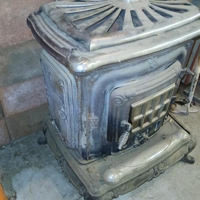 Vintage Washington Stove Works Parlor Stove – " Cast Iron Wood-Burning Fireplace with Ornate Details
