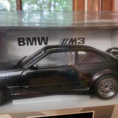 2 BMW Diecast Cars UT Model M3 ,Welly X5 1:18