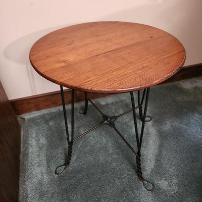 Round Wood Top Table w Twisted Metal Wire Base 18x18