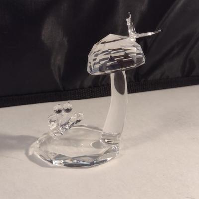 Vintage The Crystal Zoo Frog and Butterfly on Mushroom Figurine