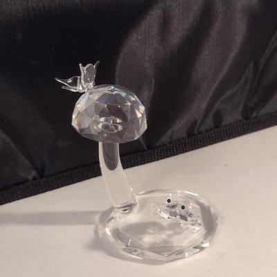 Vintage The Crystal Zoo Frog and Butterfly on Mushroom Figurine