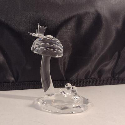 Vintage The Crystal Zoo Frog and Butterfly on Mushroom Figurine