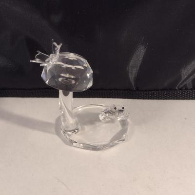 Vintage The Crystal Zoo Frog and Butterfly on Mushroom Figurine