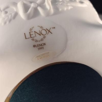 Lenox Porcelain Victorian Sleigh Music Box Plays "I'm Dreaming of a White Christmas"