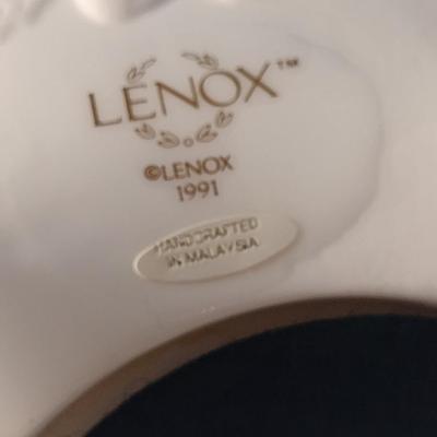 Lenox Porcelain Victorian Sleigh Music Box Plays "I'm Dreaming of a White Christmas"