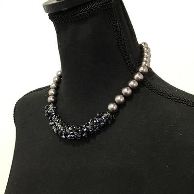 Nice faux pearl and faceted glass necklace
