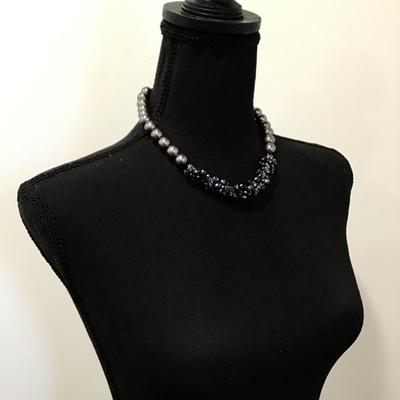 Nice faux pearl and faceted glass necklace
