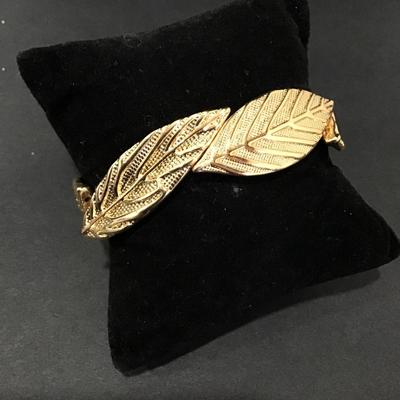 Beautiful, gold, toned leaf stretch bracelet