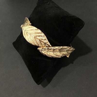 Beautiful, gold, toned leaf stretch bracelet