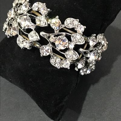 Absolutely gorgeous vintage crystal rhinestone Stretch bracelet in excellent condition