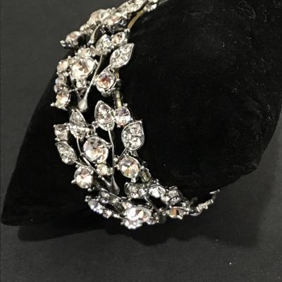 Absolutely gorgeous vintage crystal rhinestone Stretch bracelet in excellent condition