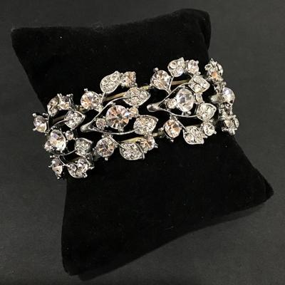 Absolutely gorgeous vintage crystal rhinestone Stretch bracelet in excellent condition