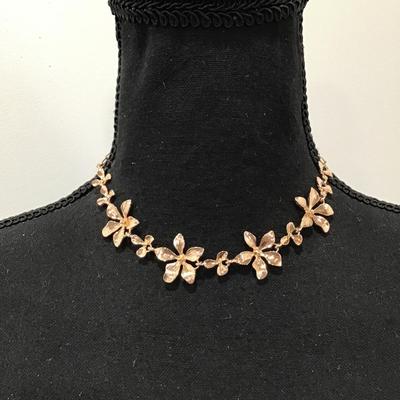 Pretty Flower, gold, toned necklace in excellent condition