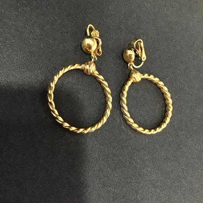 Vintage Trifari gold toned clip on earrings