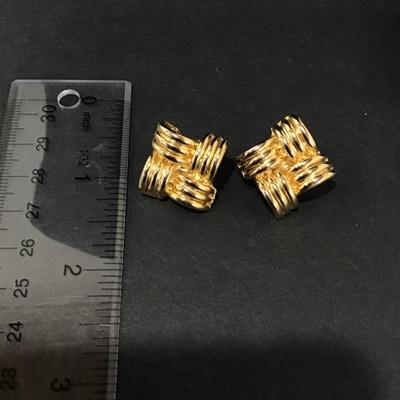 Vintage gold toned clip on earrings