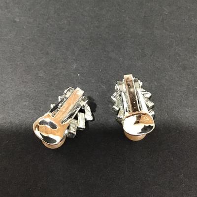 Beautiful Silver tone vintage clip on earrings