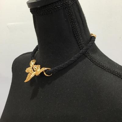 Beautiful vintage Gold tone,chunky corded, choker necklace
