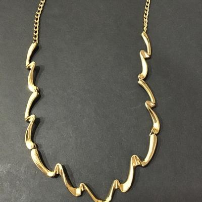 Vintage gold tone necklace