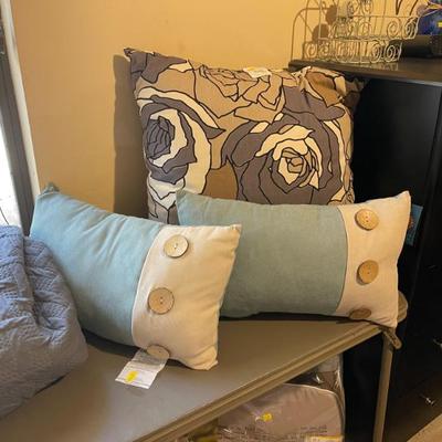 Sale Photo Thumbnail #121: Pillows 
