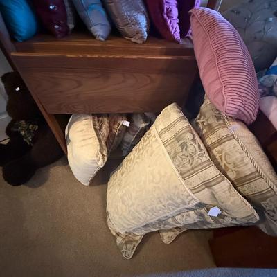 Pillow Fight! - Includes the display stand in the photo