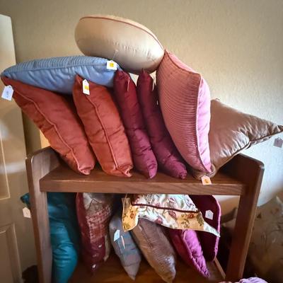 Pillow Fight! - Includes the display stand in the photo
