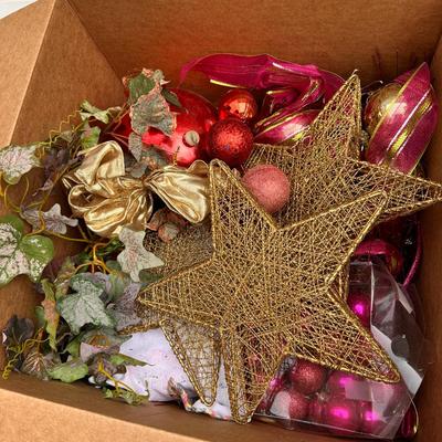 Christmas Décor lot with Huge Wreath 