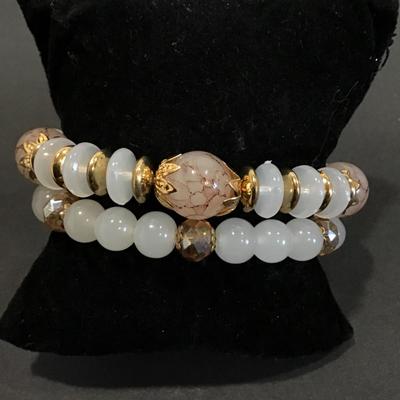Very nice glass bead stretch bracelet