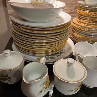 Sale Photo Thumbnail #82: Norlean Talisman China
2 platters, 1 serving bowl, 2 sugar bowls, 2 creamers, 15 dinner plates, 13 salad bowls, 15 bread plates, 13 saucers, 14 cups. 77 pc
