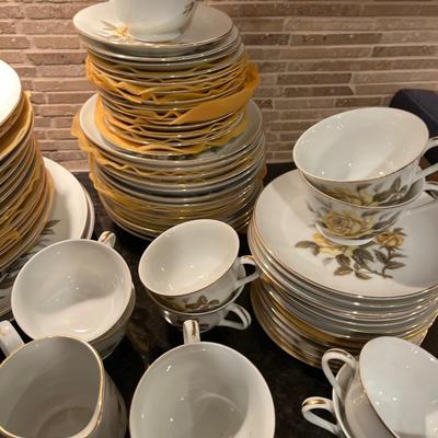 Sale Photo Thumbnail #81: Norlean Talisman China
2 platters, 1 serving bowl, 2 sugar bowls, 2 creamers, 15 dinner plates, 13 salad bowls, 15 bread plates, 13 saucers, 14 cups. 77 pc