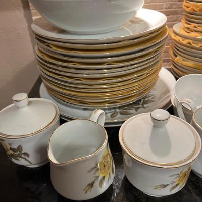 Sale Photo Thumbnail #83: Norlean Talisman China
2 platters, 1 serving bowl, 2 sugar bowls, 2 creamers, 15 dinner plates, 13 salad bowls, 15 bread plates, 13 saucers, 14 cups. 77 pc