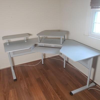 LOT 72M: Corner Desk with Detachable Top Organization
