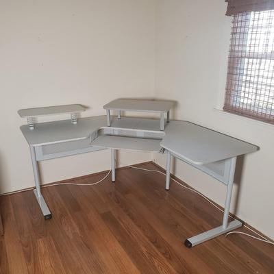 LOT 72M: Corner Desk with Detachable Top Organization