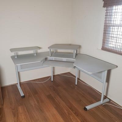 LOT 72M: Corner Desk with Detachable Top Organization