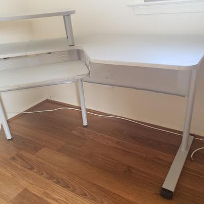 LOT 72M: Corner Desk with Detachable Top Organization