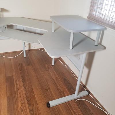 LOT 72M: Corner Desk with Detachable Top Organization