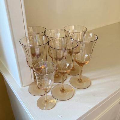 LOT 111L: Peach Glassware