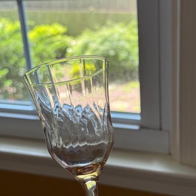 LOT 111L: Peach Glassware