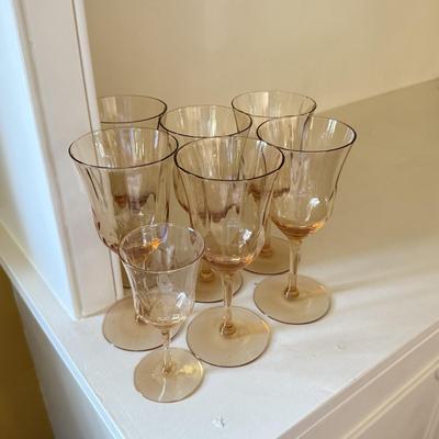 LOT 111L: Peach Glassware