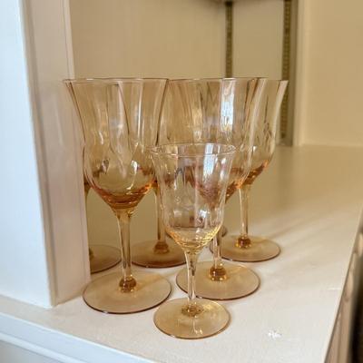 LOT 111L: Peach Glassware