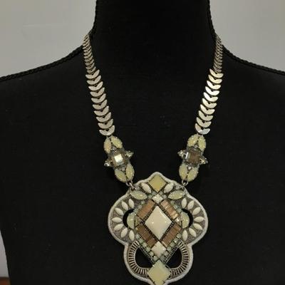 Beautiful vintage Stella, and dot statement necklace