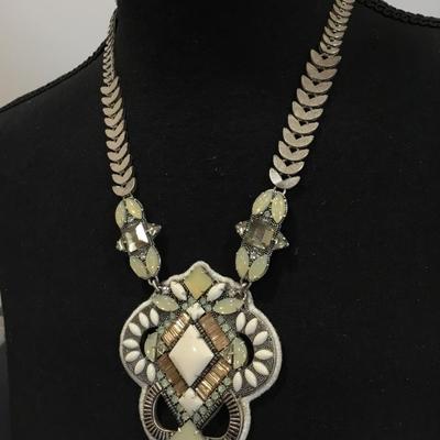 Beautiful vintage Stella, and dot statement necklace